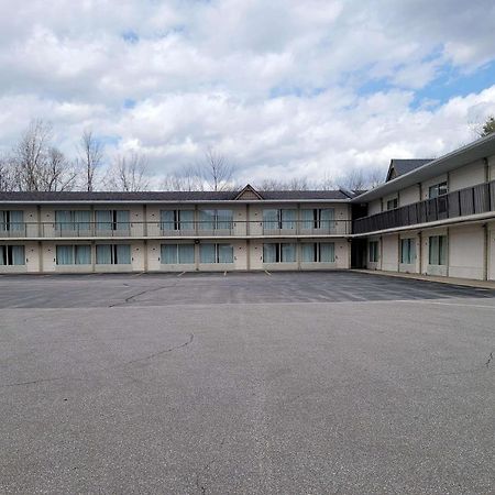 Days Inn By Wyndham Birch Run Exteriör bild
