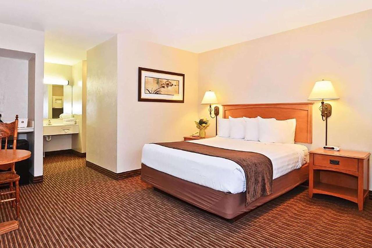 Days Inn By Wyndham Birch Run Exteriör bild