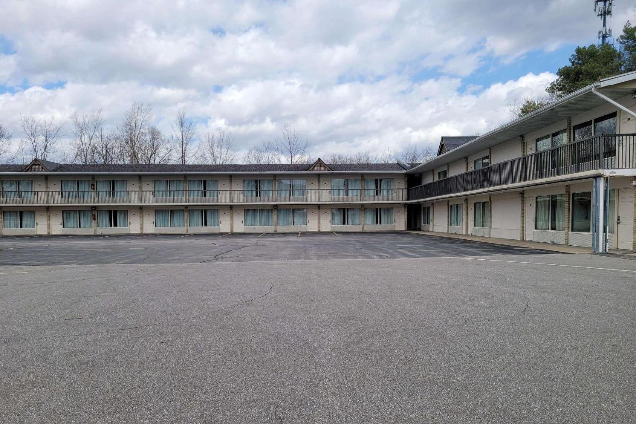 Days Inn By Wyndham Birch Run Exteriör bild