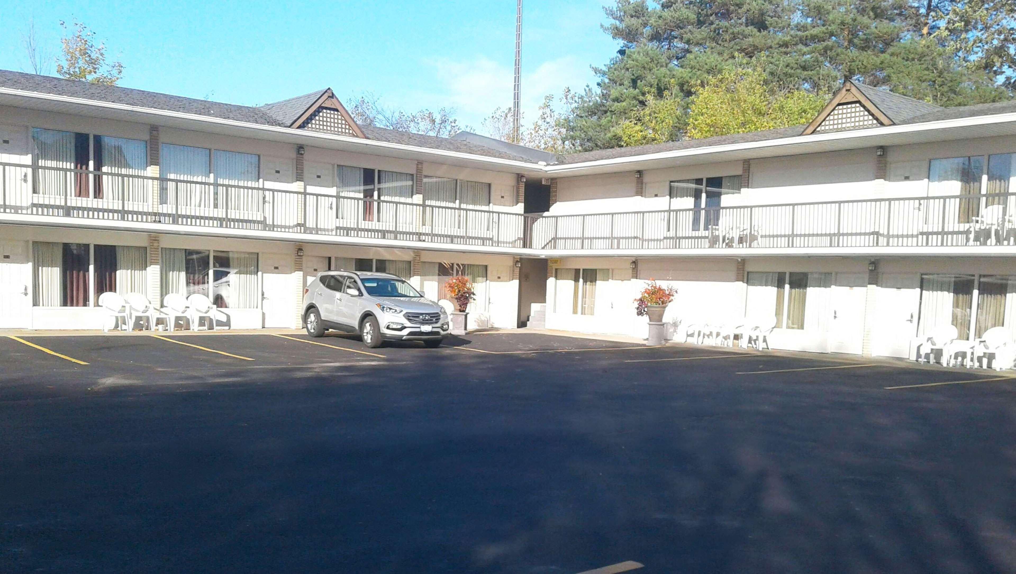 Days Inn By Wyndham Birch Run Exteriör bild