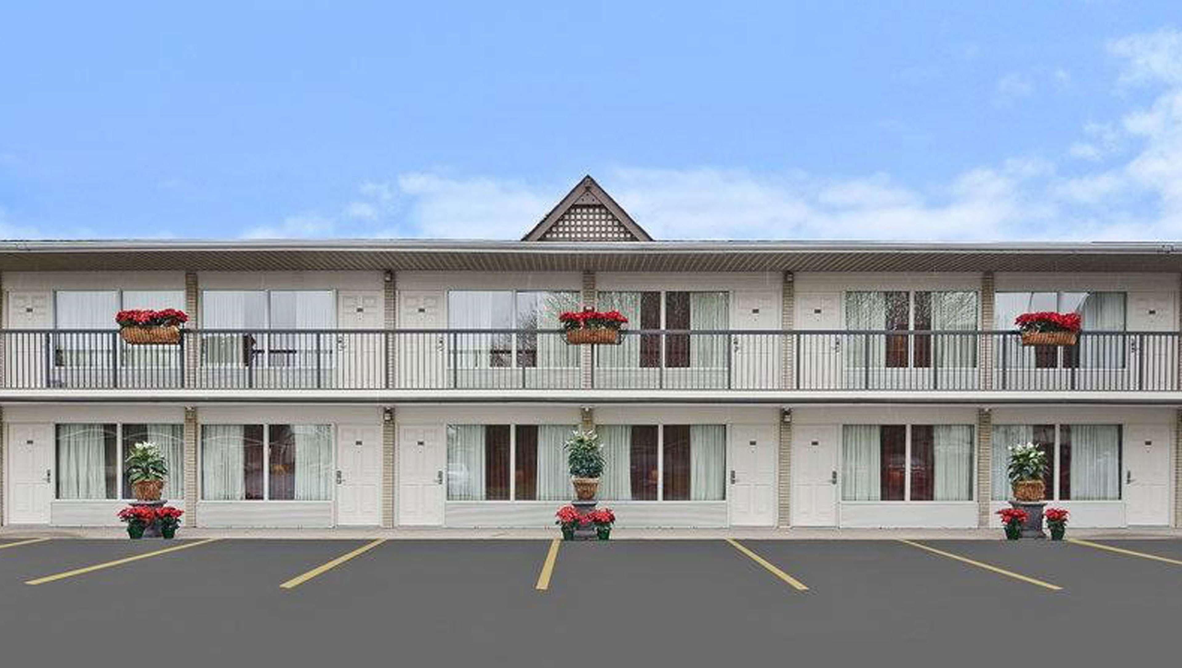 Days Inn By Wyndham Birch Run Exteriör bild