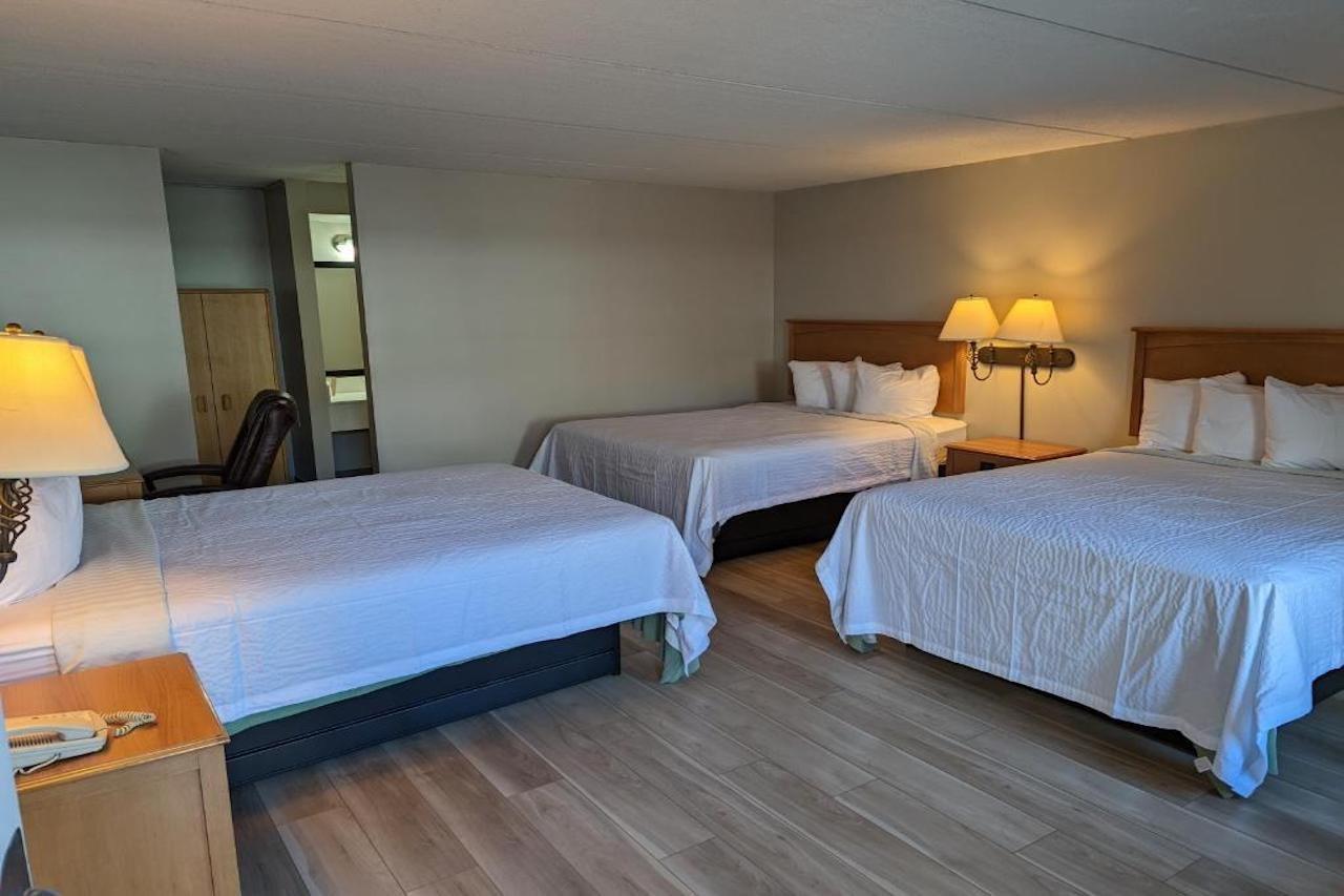 Days Inn By Wyndham Birch Run Exteriör bild