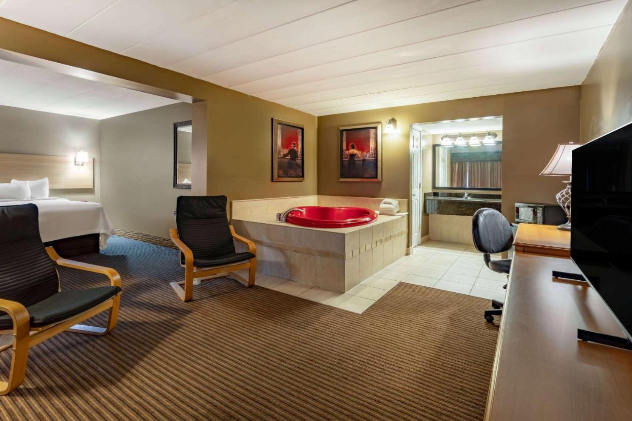 Days Inn By Wyndham Birch Run Exteriör bild