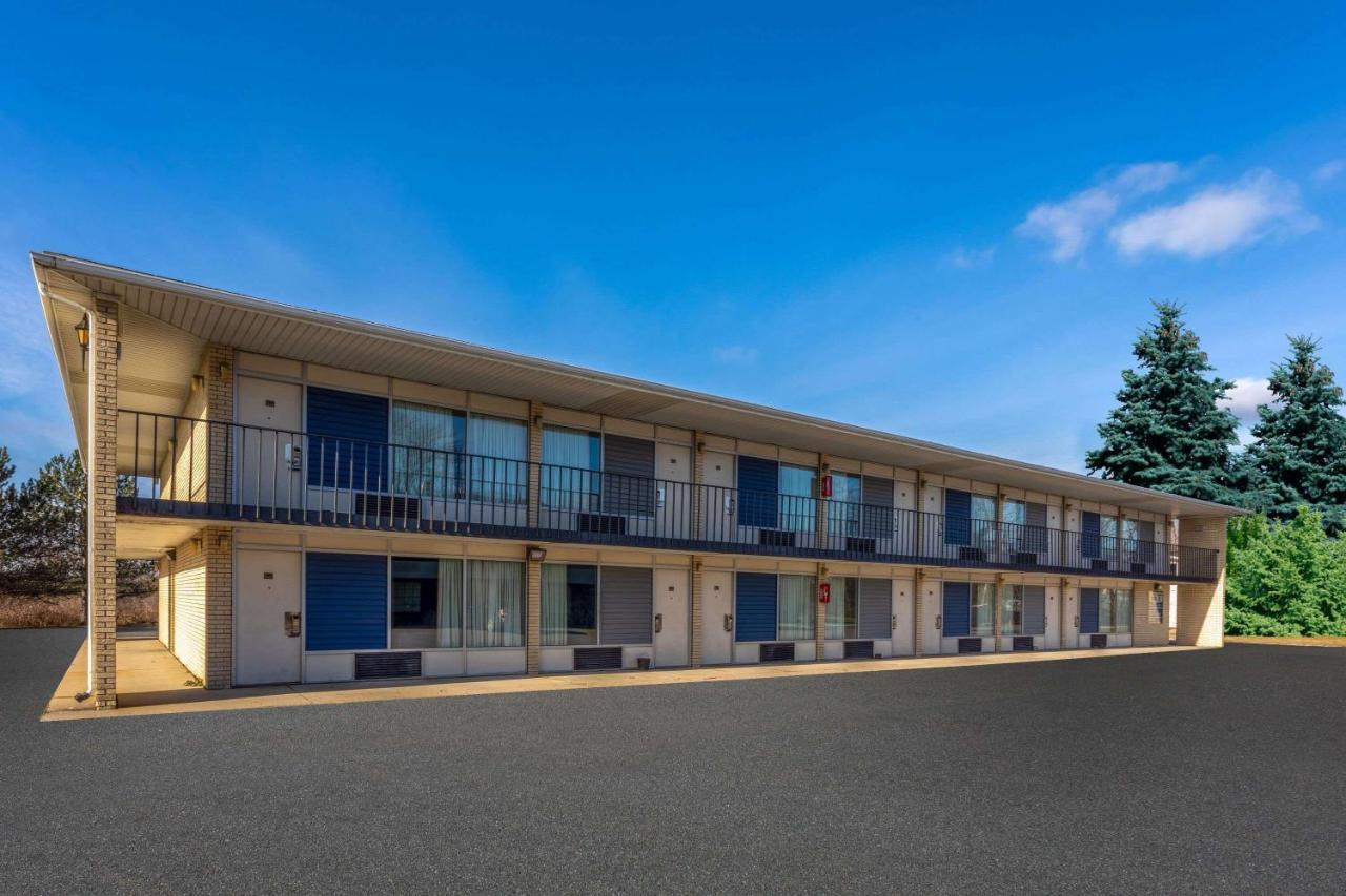 Days Inn By Wyndham Birch Run Exteriör bild