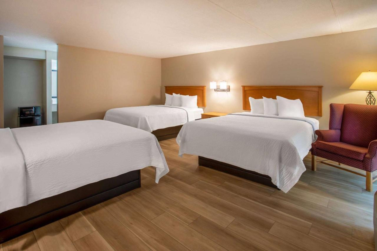 Days Inn By Wyndham Birch Run Exteriör bild