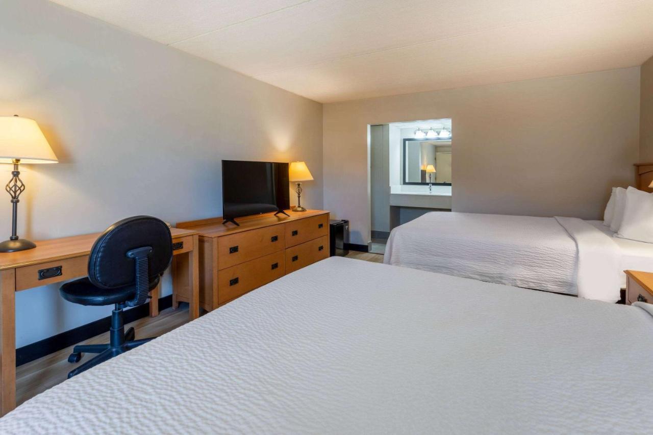 Days Inn By Wyndham Birch Run Exteriör bild