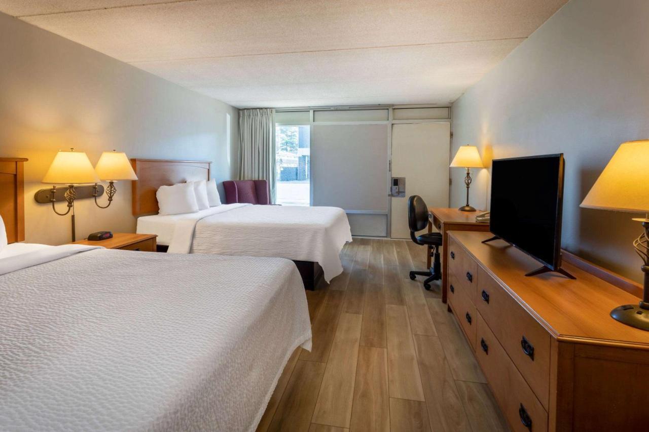 Days Inn By Wyndham Birch Run Exteriör bild