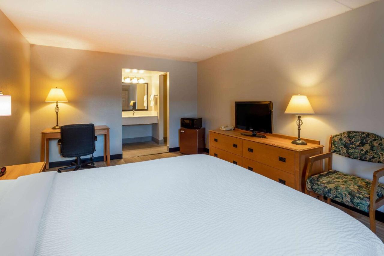 Days Inn By Wyndham Birch Run Exteriör bild