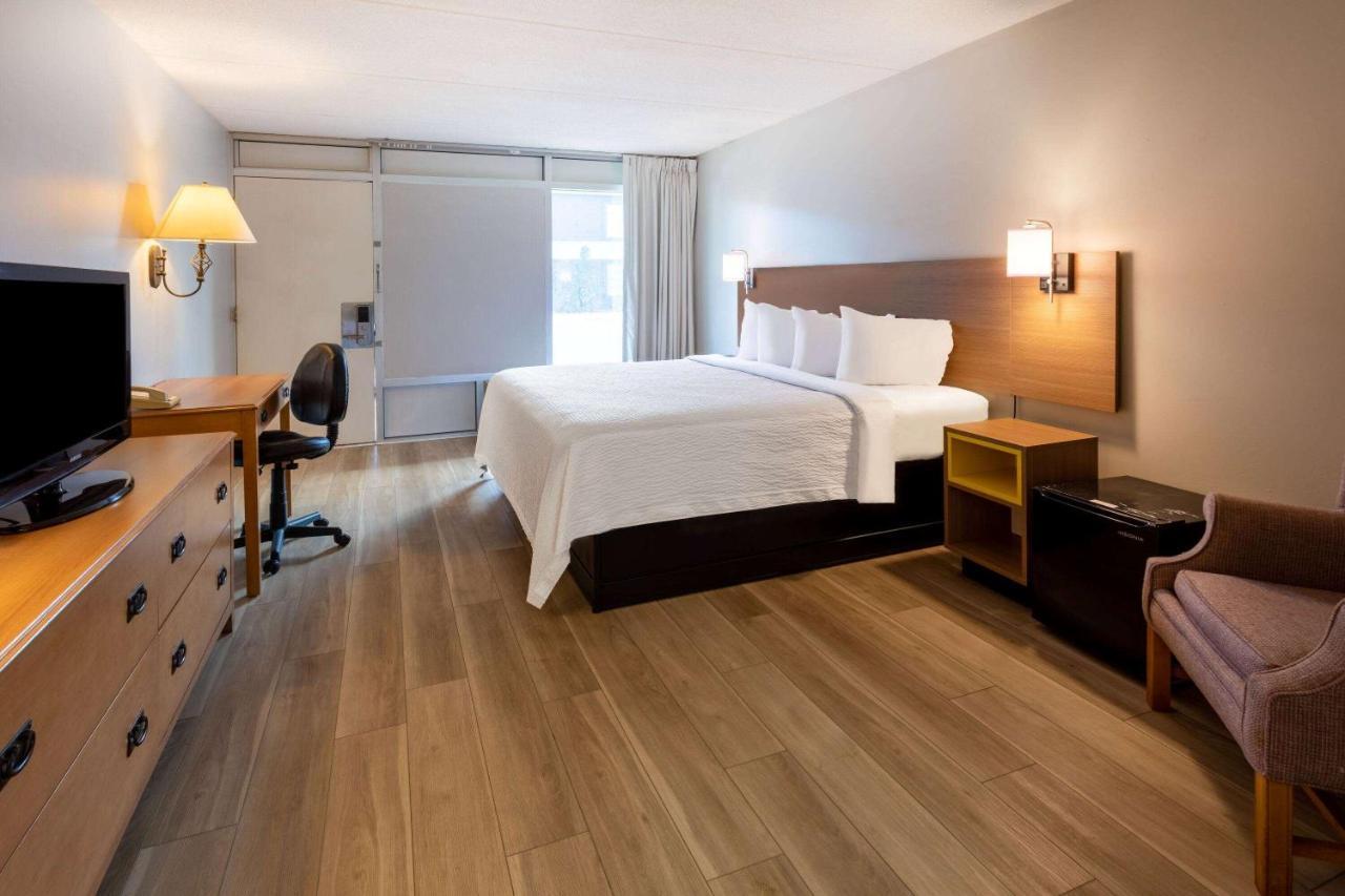 Days Inn By Wyndham Birch Run Exteriör bild