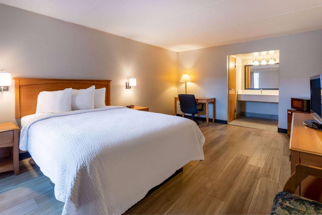Days Inn By Wyndham Birch Run Exteriör bild